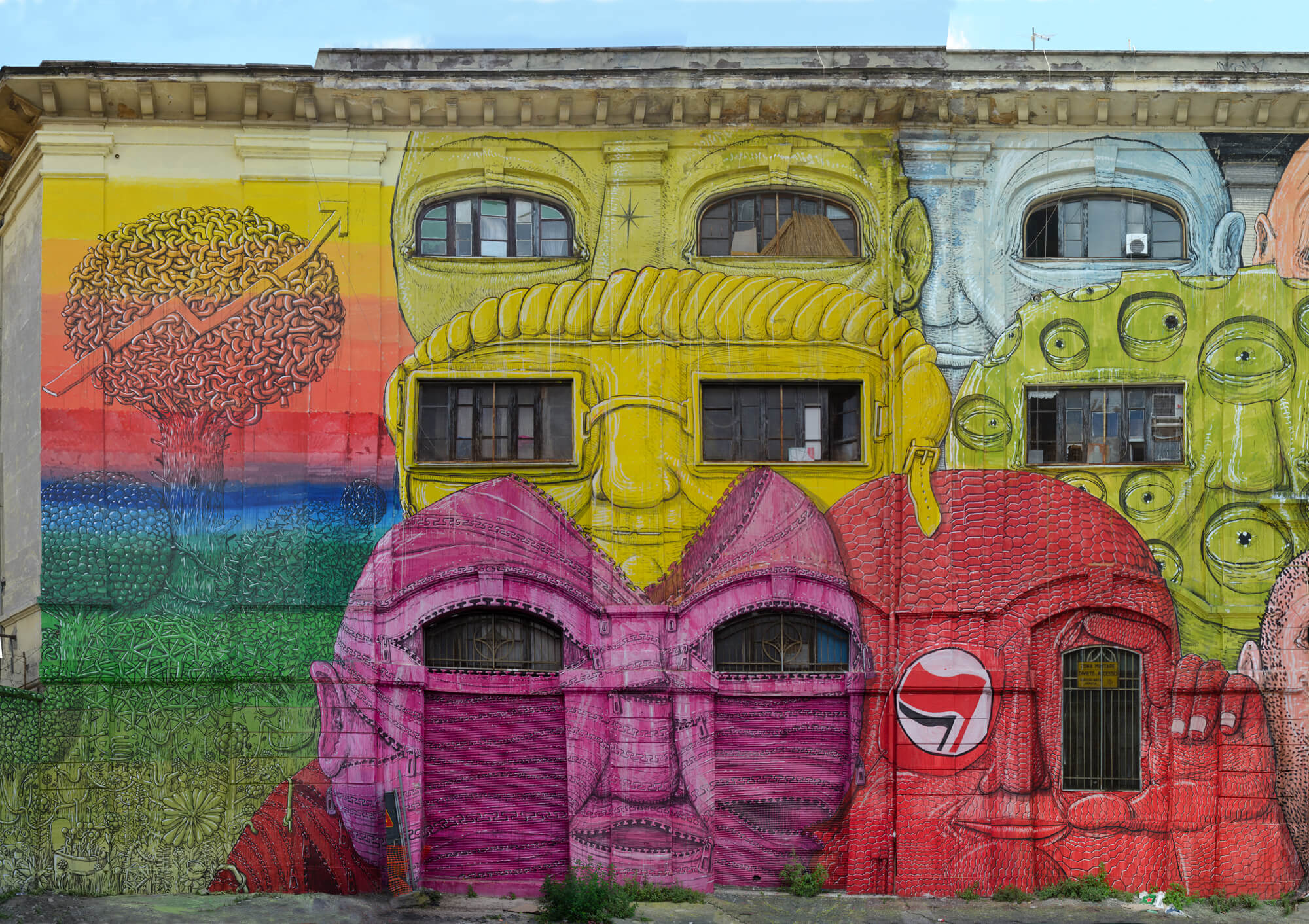 Изрисованные стены. Стрит-арт Рим уличное искусство. Разрисованные стены. Разукрасить дом. Разрисованные фасады домов.